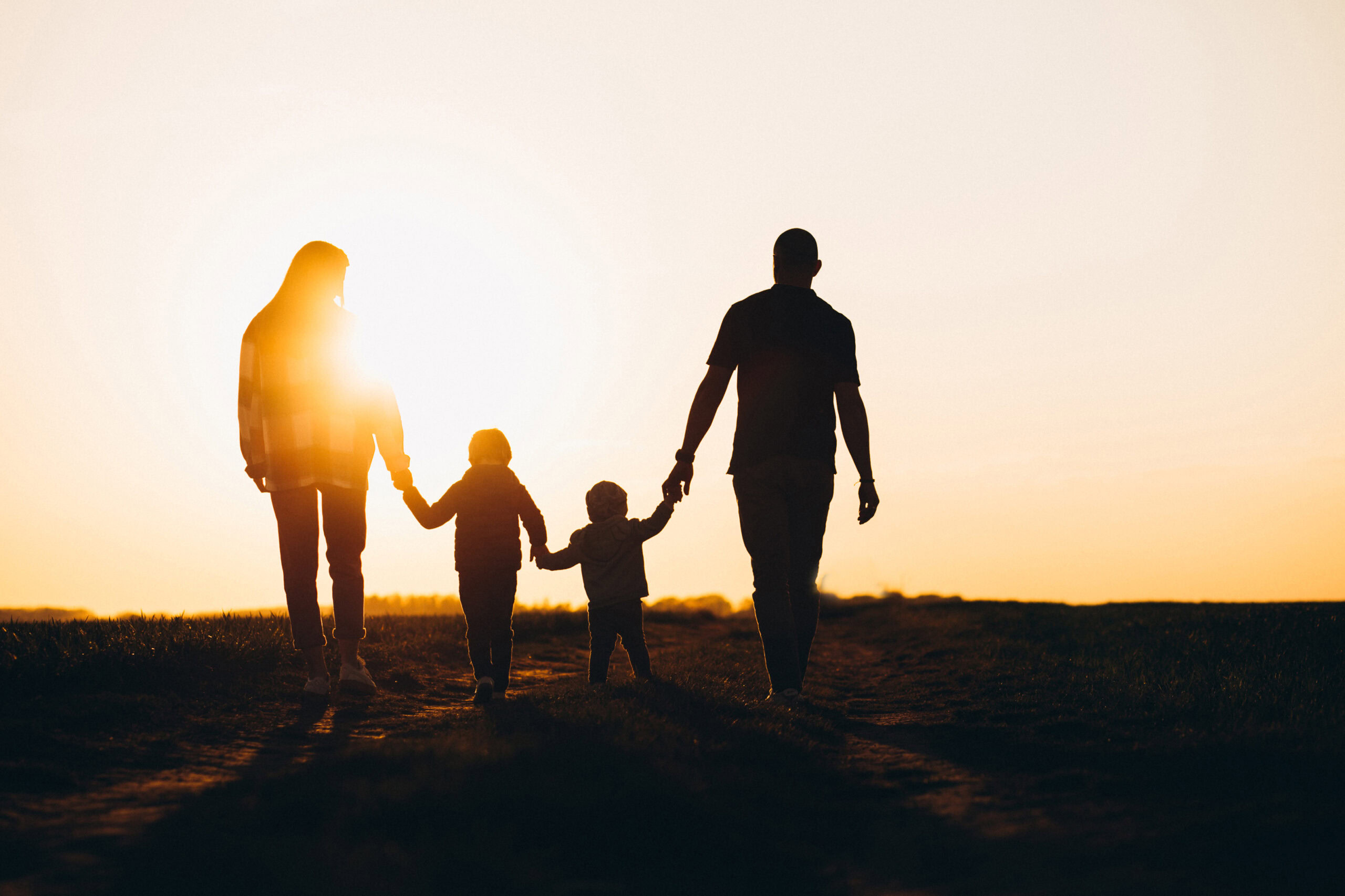 Happy family silhouette on the sunset Jak získat hypotéku Ostrava a Opava